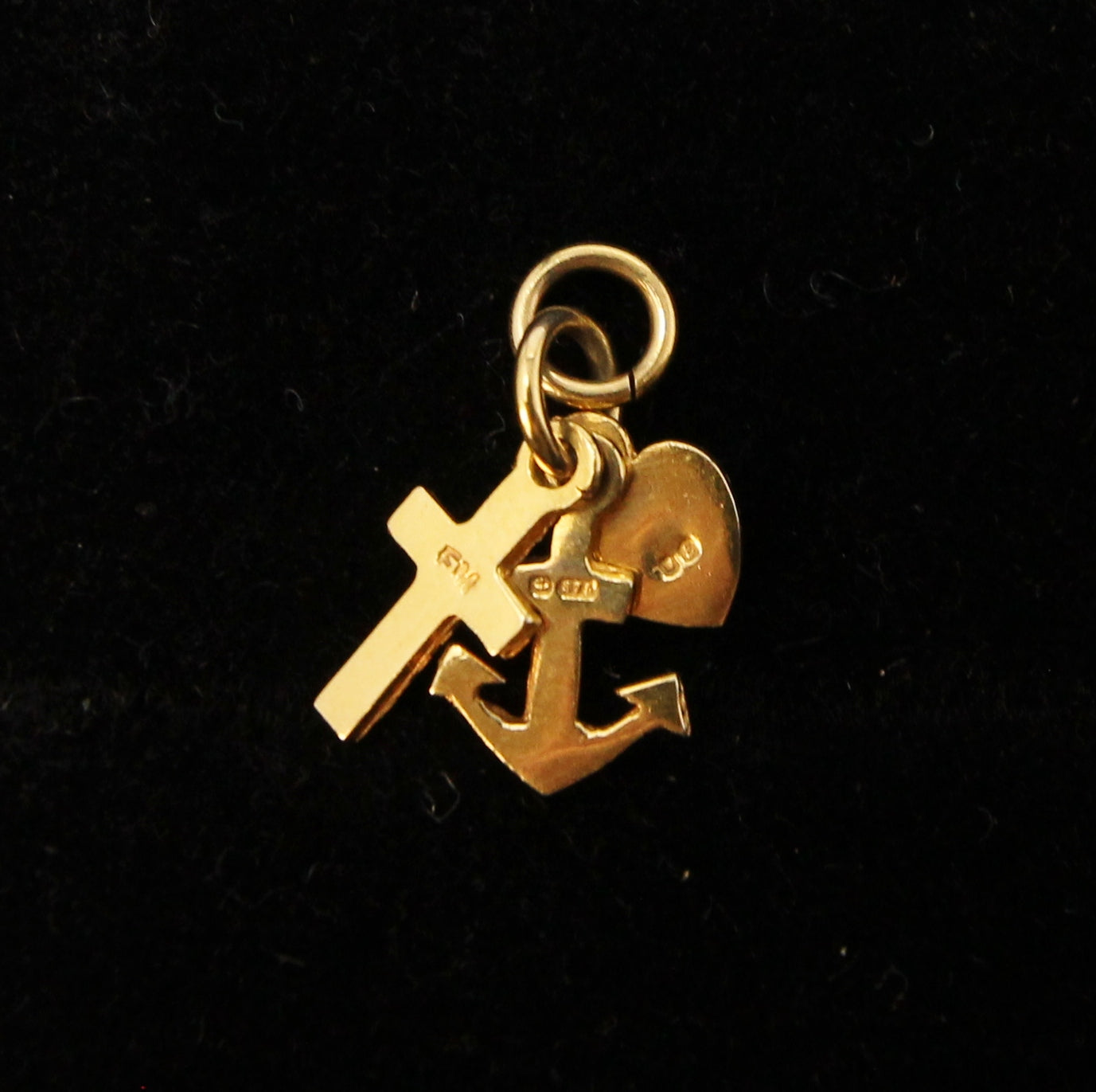 Vintage 1979 English Hallmarked Solid 9ct Gold Faith Hope Charity Pendant