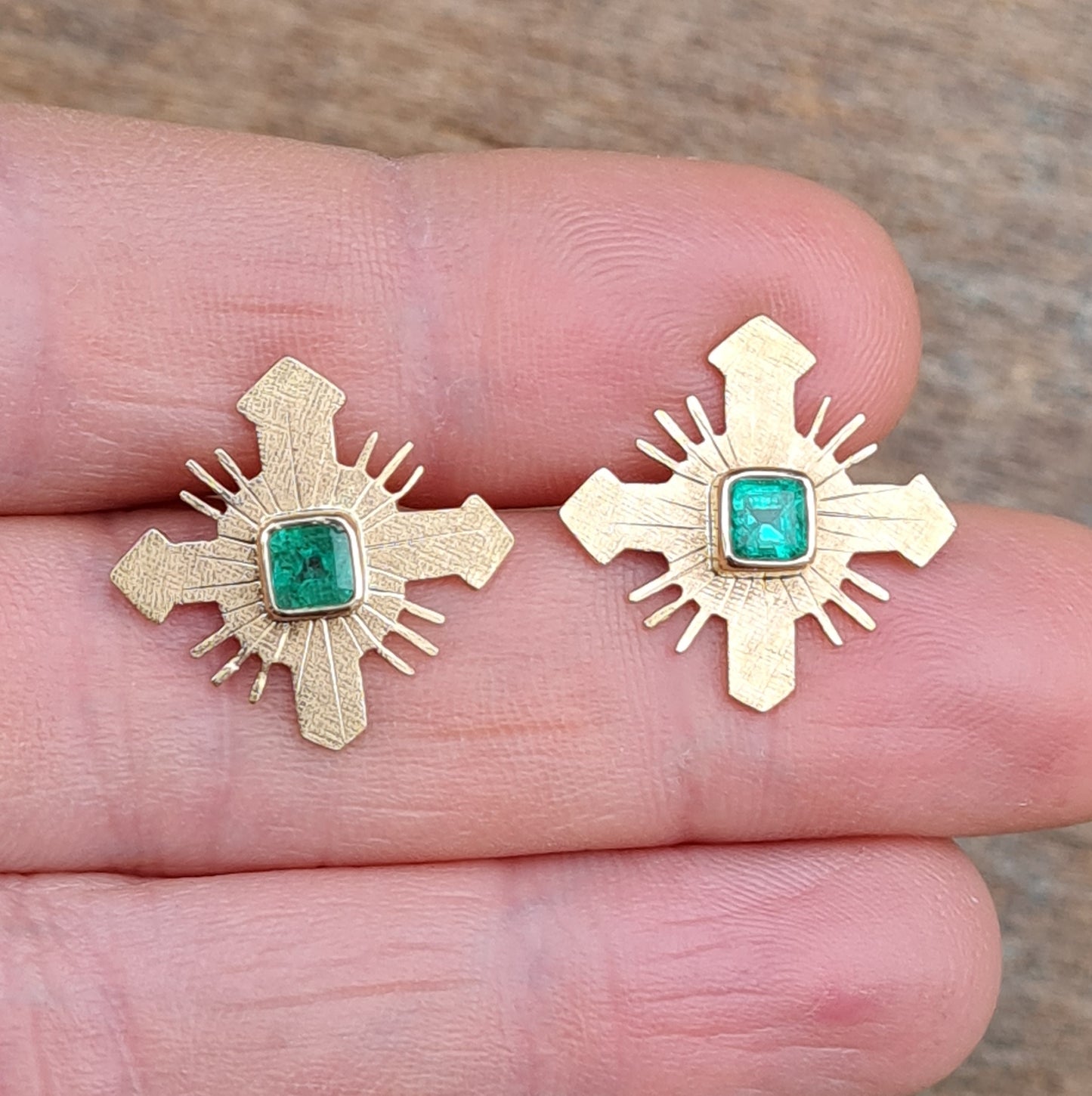 Vintage Hallmarked Solid 18ct 18k Gold 750 0.6 Ct Emerald Cross Star Burst Stud Earrings