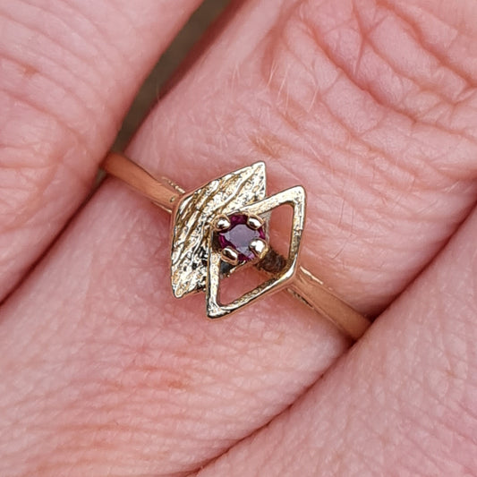 Vintage 1970's Solid 9ct 9k Gold Garnet Solitaire Ring Size K