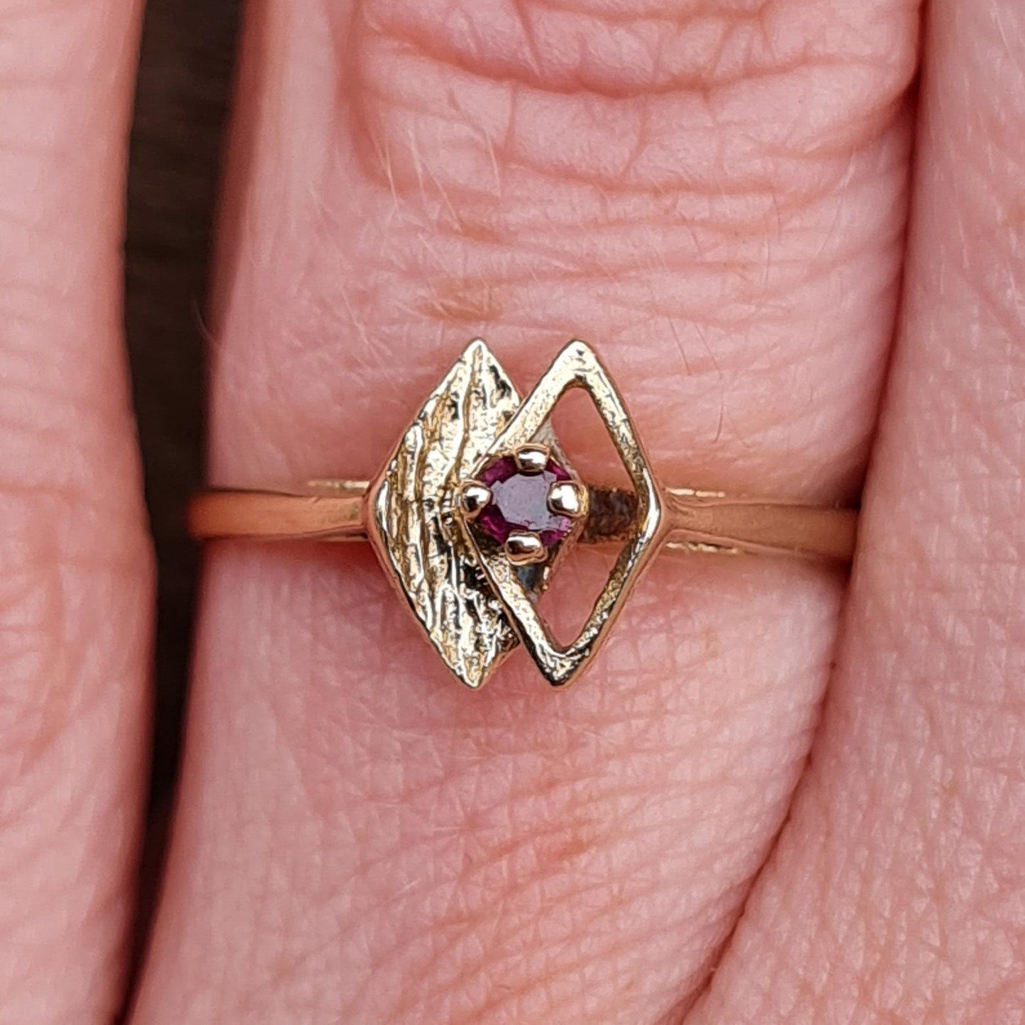 Vintage 1970's Solid 9ct 9k Gold Garnet Solitaire Ring Size K