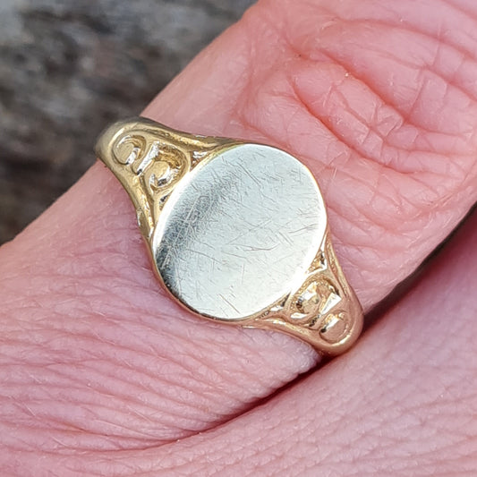 Vintage English Hallmarked Solid 9ct 9k Gold Oval Signet Ring Size K