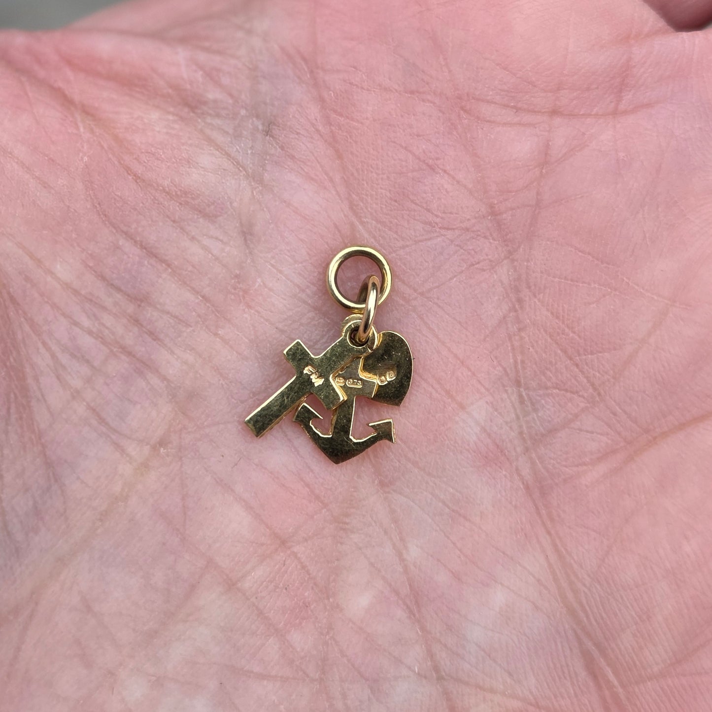 Vintage 1979 English Hallmarked Solid 9ct Gold Faith Hope Charity Pendant