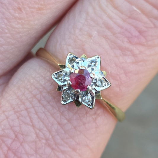 Vintage 1978 Hallmarked Solid 18ct 18k Gold Ruby Diamond Star Ring Size Q
