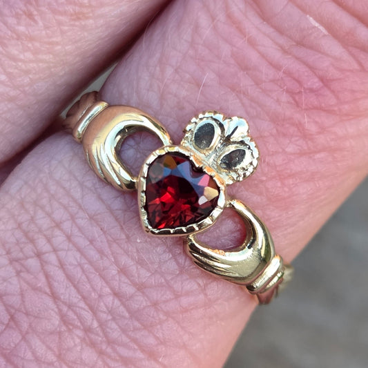 Vintage 1990 Hallmarked Solid 9ct 9k Gold Garnet Claddagh Ring Size R 1/2