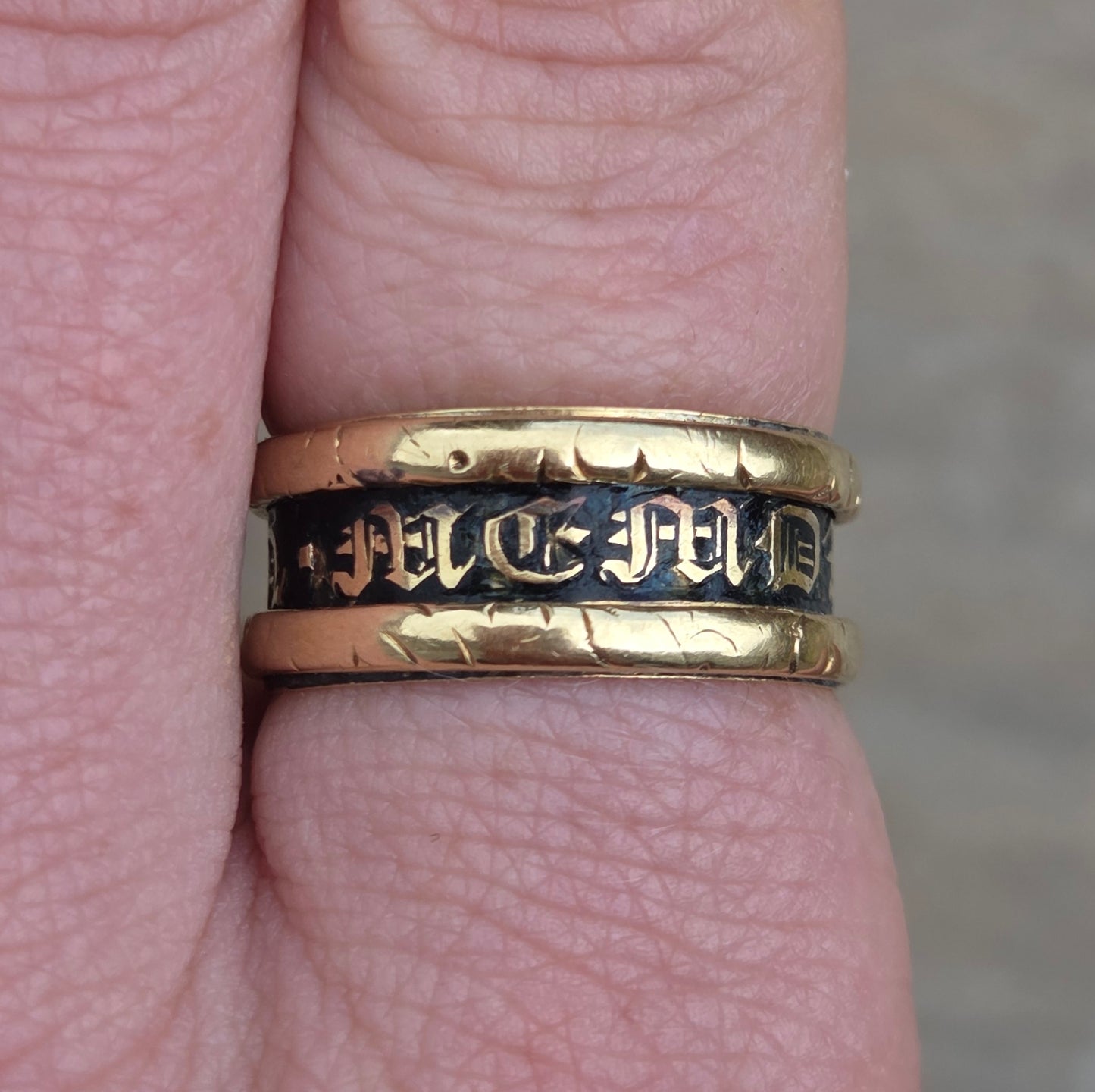 Antique Georgian 1827 Hallmarked Solid 18ct 18k Gold Black Enamel Mourning Ring Size P 6g