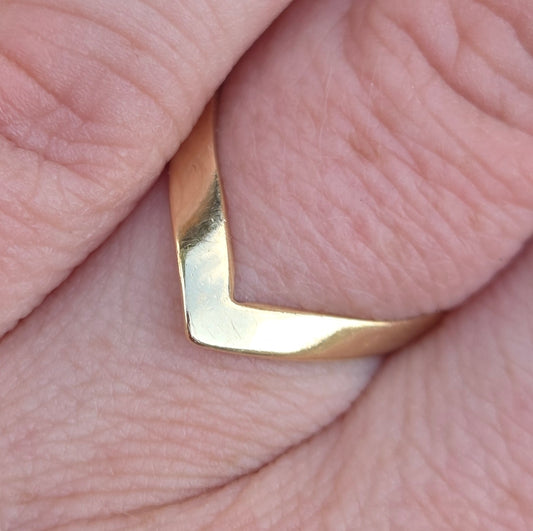 Vintage 1978 English Hallmarked Solid 9ct 9k Gold Wishbone V Ring Size K 1/2