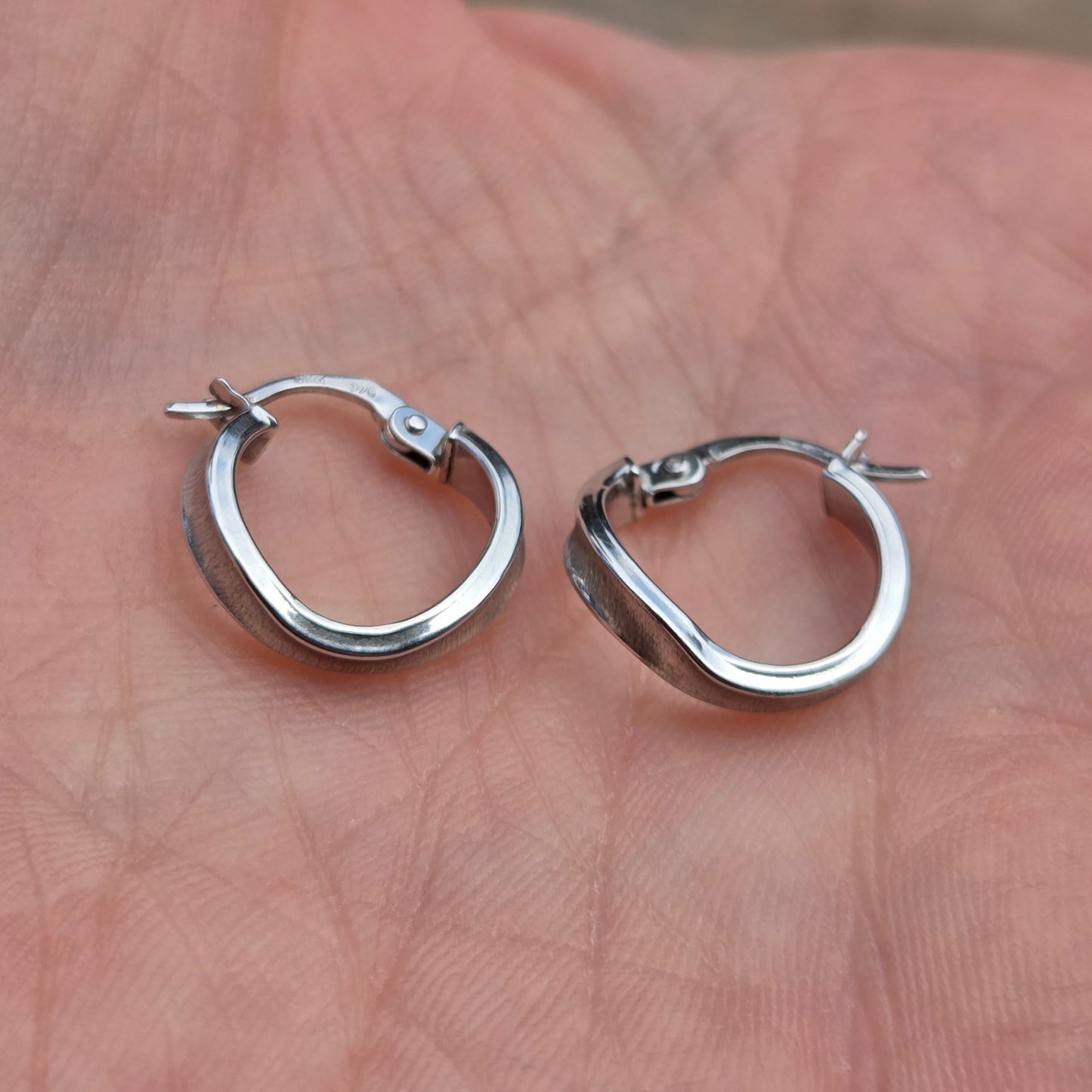 Vintage Italy Hallmarked Solid 9ct 9k White Gold Wavy Hoop Earrings Huggie Hoops