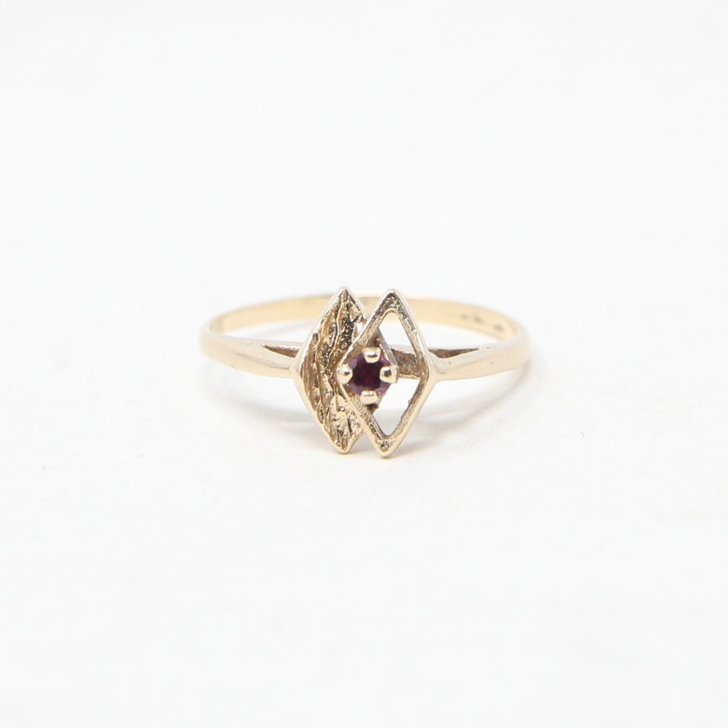 Vintage 1970's Solid 9ct 9k Gold Garnet Solitaire Ring Size K